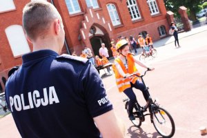 Policjanci na zawodach rowerowych.