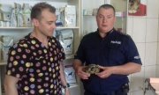 policjant z żółwiem i lekarz