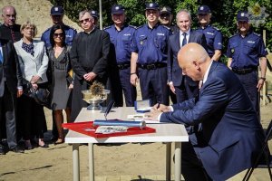 Uroczystość podpisania aktu erekcyjnego pod budowę komisariatu policji