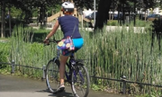 kobieta na rowerze
