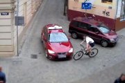 Kamery zarejestrowały wypadek z udziałem rowerzysty