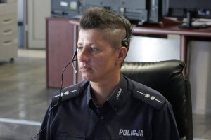 policjantka podczas służby na stanowisku dowodzenia