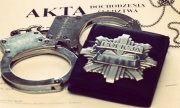 odznaka policyjna i kajdanki