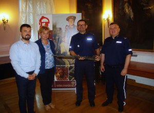 Policja przekazała eksponat do Muzeum Oręża Polskiego w Kołobrzegu