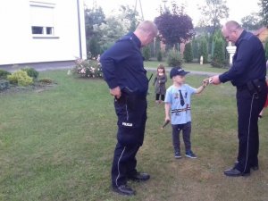 policjanci z wizytą u 5-letniego chłopca