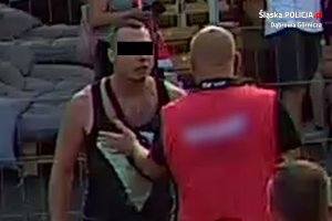 mężczyźni podejrzani o atak na ochroniarza w strefie kibica