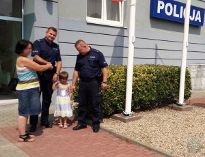 policjanci z uratowaną dziewczynką i jej mamą
