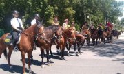 policjanci i ułani na koniach