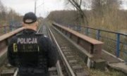 policjant na wiadukcie kolejowym