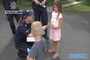 Akcja „Nie zgub się” – policjanci rozdają opaski umożliwiające szybkie odnalezienie rodziców zagubionego dziecka