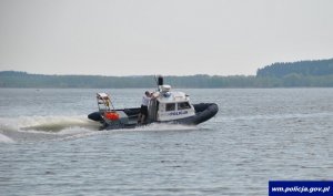 Policjanci promowali bezpieczeństwo na wodzie i ścieżkach rowerowych wspólnie z dziennikarzami RMF FM I TVP 3 Olsztyn