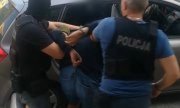 policjanci z zatrzymanym
