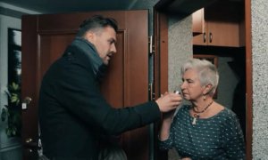 Kadr ze spotu - mężczyzna podaje starszej kobiecie perfumy do powąchania
