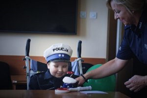 Malwinka, podopieczna „Fundacji Mam Marzenie” z wizytą w Komendzie Wojewódzkiej Policji w Krakowie