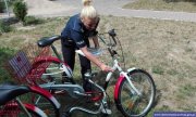 Policjantka oznakowała rowery osób niepełnosprawnych w ramach programu STOP – rower oznakowany