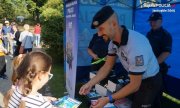 Czeski policjant rozdaje ulotki dzieciom