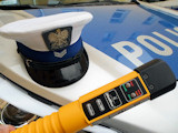 czapka policyjna, alkoblow na policyjnym radiowozie