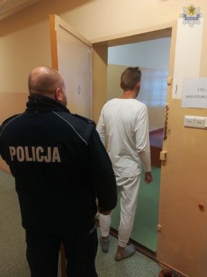 Policjanci z Lęborka zatrzymali 18-latka podejrzanego o podpalenie kamienicy