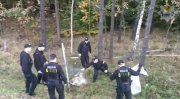 Policjanci uwolnili zaplątanego w ogrodzenie młodego samca daniela