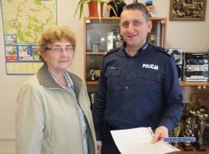 Komendant Komendy Powiatowej Policji w Głogowie w towarzystwie 76-letniej mieszkanki Głogowa