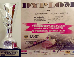 dyplom dla policjanta z Wrocławia, który zajął II miejsce podczas V Mistrzostw Polski Służb Mundurowych w Wyciskaniu Sztangi Leżąc