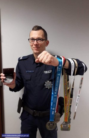 wrocławski policjant z medalami