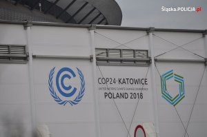 Policjanci pomagają delegatom przybyłym na COP 24