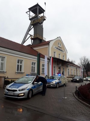 Policjanci dbają o bezpieczeństwo zagranicznych delegacji podczas zwiedzania Małopolski