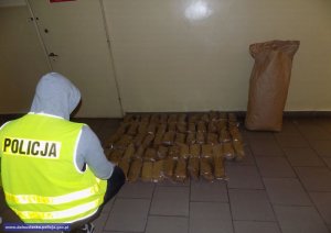 Policjanci przechwycili 75 kilogramów krajanki tytoniowej i 7200 sztuk papierosów. Straty Skarbu Państwa oszacowano na blisko 85 tysięcy złotych