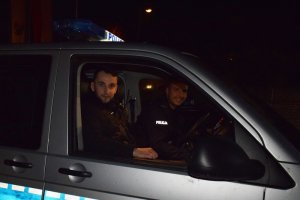 patrol gryfickich policjantów w składzie: st. sierż. Przemysław Wieczorek i post. Oskar Kos w radiowozie policyjnym
