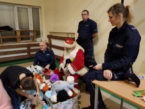 Dzielnicowi pomagali św. Mikołajowi podczas manufaktury prezentów
