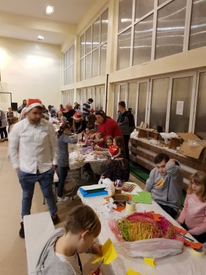 Dzielnicowi pomagali św. Mikołajowi podczas manufaktury prezentów