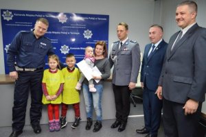 mała Jagódka odwiedziła Komendę Miejską Policji w Tarnowie, gdzie spotkała się z policjantami i swoimi rówieśnikami, którzy jej pomagają