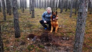 mężczyzna, który odnalazł pasa w lesie razem ze swoim psem