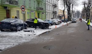Ulica Chopina a na poboczu dwa uszkodzone pojazdy.