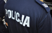 policjant w koszulce z napisem Policja na plecach