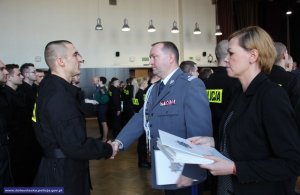 Nadinspektor Tomasz Trawiński składa gratulacje nowo przyjętemu policjantowi