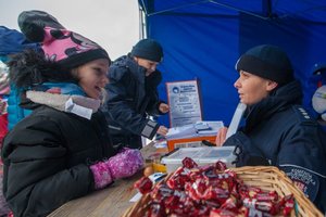 Kręcie mnie bezpieczeństwo na stoku - Kasina - dziewczynka rozmawia przy stoisku policyjnym z funkcjonariuszką