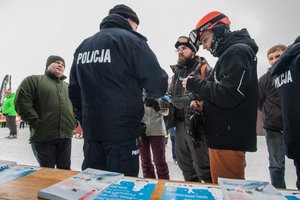 Kręcie mnie bezpieczeństwo na stoku - Kasina - dorośli zapoznają się z ulotkami