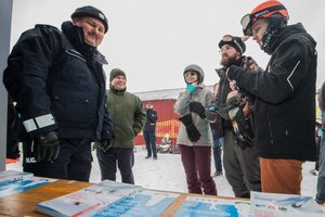 Kręcie mnie bezpieczeństwo na stoku - Kasina - dorośli zapoznają się z ulotkami