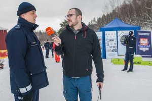 Kręcie mnie bezpieczeństwo na stoku - Kasina - policjant udziela wywiadu