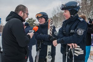 Kręcie mnie bezpieczeństwo na stoku - Kasina - policjanci patrolujący stoki udzielają wywiadu