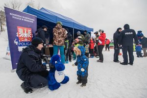 Kręcie mnie bezpieczeństwo na stoku - Kasina - małe dziecko zainteresowane policyjną maskotką