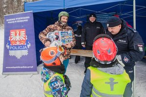 Kręcie mnie bezpieczeństwo na stoku - Kasina - dzieci z tatą odbierają nagrody