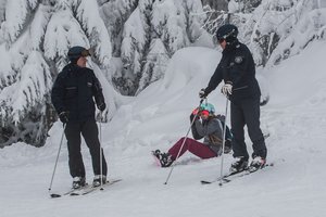 Kręcie mnie bezpieczeństwo na stoku - Kasina - policjanci asystują snowboardzistkę, która siedzi na śniegu