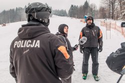 Policjant udziela wywiadu na stoku.