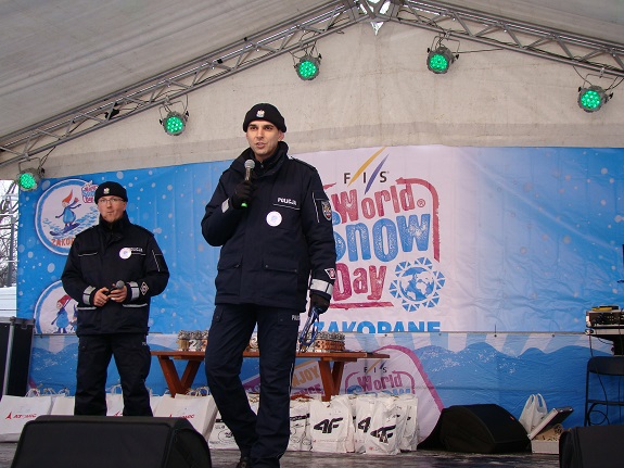 policjanci stoją na scenie