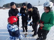 policjantki rozdają dzieciom ulotki na stoku