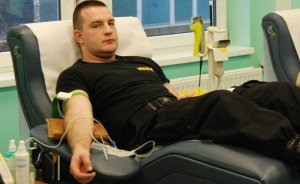 policjanci oddają krew dla chorego