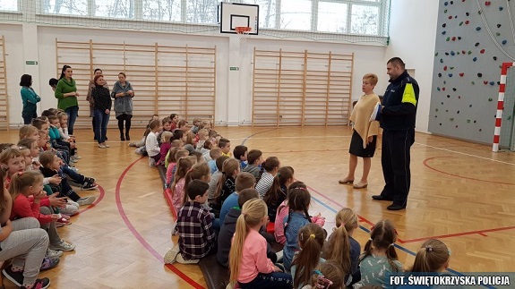 Policjanci przekazują zasady bezpiecznego wypoczynku na śniegu.